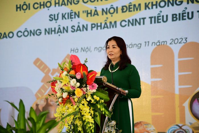 Bà Trần Thị Phương Lan phát biểu